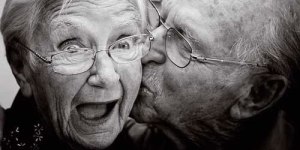 old-couple-kissing